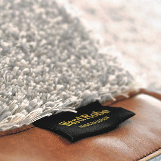 無地パイルに合皮のテープがあしらわれ、シンプルで落ち着いたデザイン。