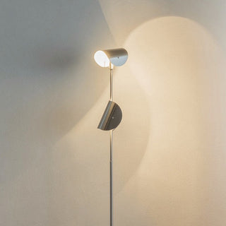 光源を隠しながらドラマチックな陰影を作り出します。