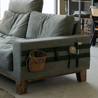 カラビナが引っかけられるモールシステム(ループ状のベルト)。