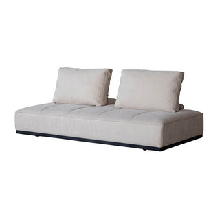 ソファと異なるカラーの背クッションを合わせてもOK。