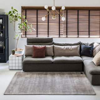 ベース部分に⽤いられたコットン素材が⼩慣れた表情を醸し出します。