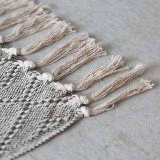 手洗い可能なので、キャンプやベランピングなどのアウトドアシーンでも活躍します。