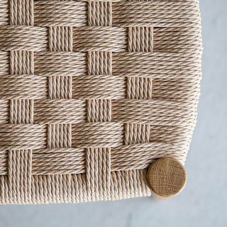 自然素材のため座る人の形に馴染み、経年変化を楽しめます。