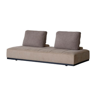 ソファと異なるカラーの背クッションを合わせてもOK。