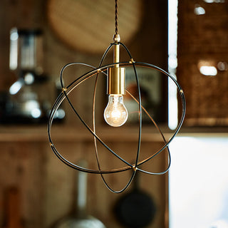 様々なシーンに合わせやすい上品なデザインのメタルランプ。