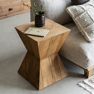 使用している古材は、色ムラや傷などを味わいとして残しています。