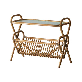 ラタンの風合いが魅力の、マガジンラック付きサイドテーブル。