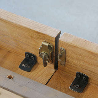 天板裏の金具でしっかり固定できます。