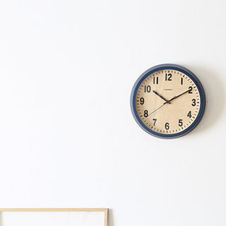 モダンカラーのウッドフレームと一目で時刻を確認出来るウッドダイアル