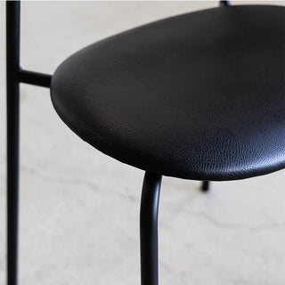 適度なクッション性がありながら、しっかりした座り心地で食事や作業がしやすいです。