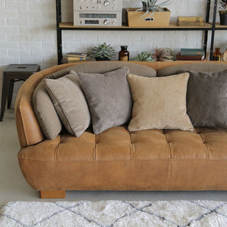 生地は上質な厚革の風合いをリアルに表現した『スーパーレザーテックス(SLT)』。