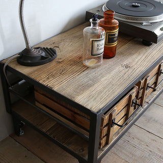 使用しているニレ古材は道管が太く、収縮が起こりやすく無骨な表情が特徴。