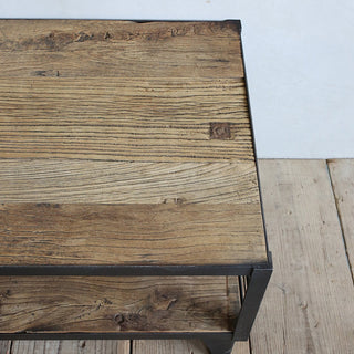 古材の特性(打痕や凹凸)と風合い(濃淡)を生かした加工を施してます。