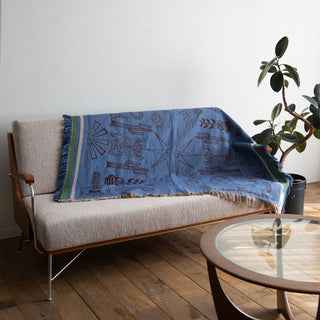 お部屋のアクセントカラーになるブルー×ボルドーカラー