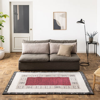 遊牧民が使う手織りカーペットをインスピレーションにつくられたラグ。