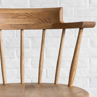 丸みのある背もたれが程よく体を支えてくれるのでリラックス感を味わえます。