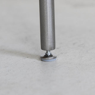 テーブルのがたつきを調整できるアジャスター付き