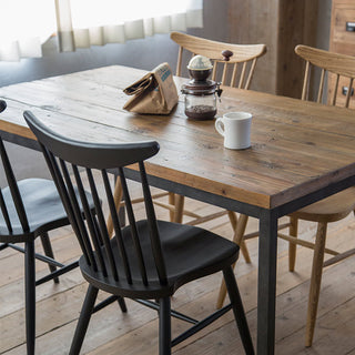 古材の特性(打痕や凹凸)と風合い(濃淡)を生かした加工を施してます。