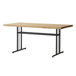 ソファと合わせて使用できる、テーブルの高さが少し低めのダイニングテーブル。