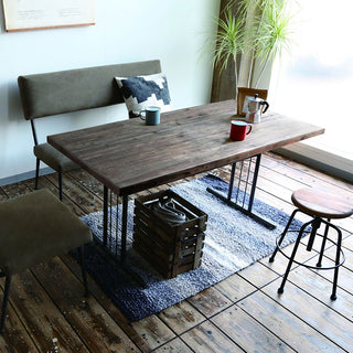 古材の特性(打痕や凹凸)と風合い(濃淡)を生かした加工を施してます。