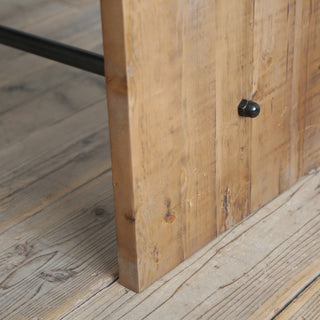 使用している古材は、色ムラや傷などを味わいとして残しています。