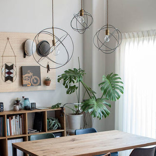 様々なシーンに合わせやすい上品なデザインのメタルランプ。