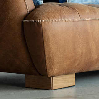 ソファの前脚のデザイン。