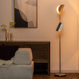 上下2灯それぞれにつけられた半円状のセードから広がる光が、重なりながら空間に美しい流線型の陰影を生み、幻想的な雰囲気を演出します。