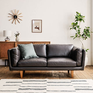 重厚感がありつつ、長めに設計した脚の部分が抜け感を演出