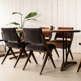 背面に施された鋲がアクセントになってます