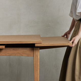 天板を片側のみ引き出すと、テーブルの幅は175cmに。
