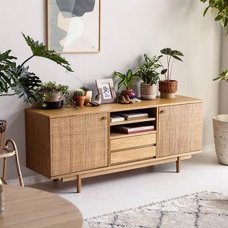 ラタンを張った扉は、自然素材ならではの色ムラがデザインとしていかされてます。