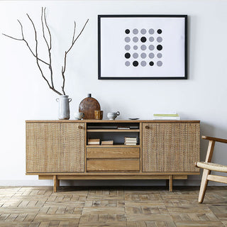 扉内・引き出し・オープンスペースなど収納が多く、見せる・隠す収納ができます。