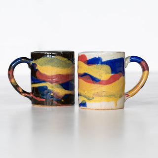 黒地に絵付けしたブラック(左)と、白地に絵付けしたホワイト(右)の2色