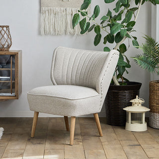 座面には現代では珍しい、伝統的なアオリバネというスプリングコイルを使用。