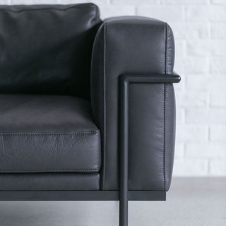 すっきりとした印象のスチールフレーム。