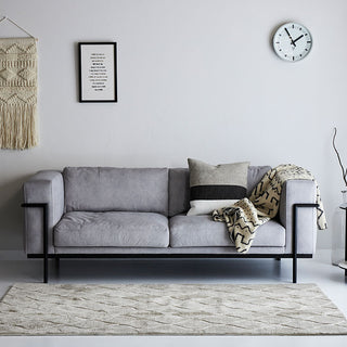 重厚感のあるクッション、すっきりとしたスチールフレームのバランスが絶妙。