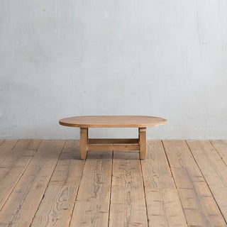丸いフォルムが可愛らしい印象のコーヒーテーブルです。