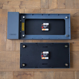 文字盤それぞれに電池を入れるバッテリーボックスが付いています。