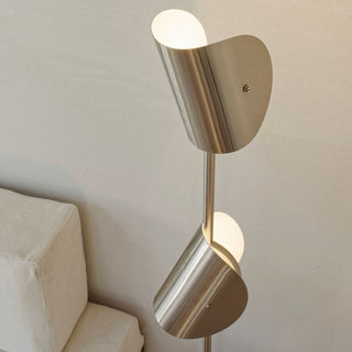 間接照明としての存在感をシャープに体現するデザインです。