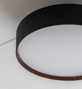 シェード内側はインテリアに馴染みやすい木目調です。