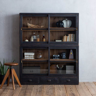 杉古材を使ったヴィンテージ感漂うキャビネットです。