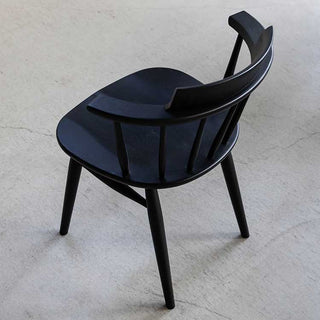 オークの無垢材を使用しているので、木本来の表情や経年変化を感じられます。