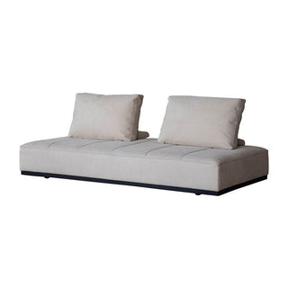 ソファと異なるカラーの背クッションを合わせてもOK。