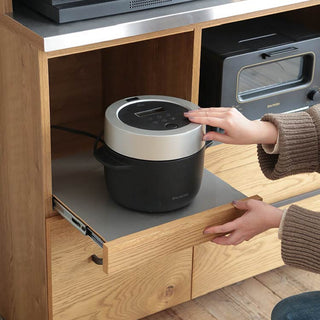 上台と下台部分にコンセント設置。家電製品もしっかり収納できます。