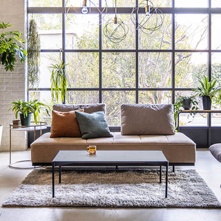 ベースのソファと背クッションを自在に組み合わせ出来ます。