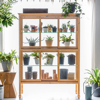 360度から取り込まれる光が美しい抜け感を見せるキャビネット