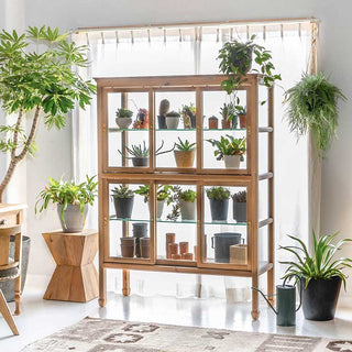 細めの木部フレームを採用する事で、収納物を最大限に引き立ててくれます。