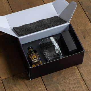 氷に見立てた付属の天然石に、ウイスキーを注ぐように数滴オイルを垂らします。