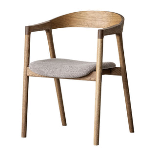 なめらかにラウンドしている背の部分は身体にフィット